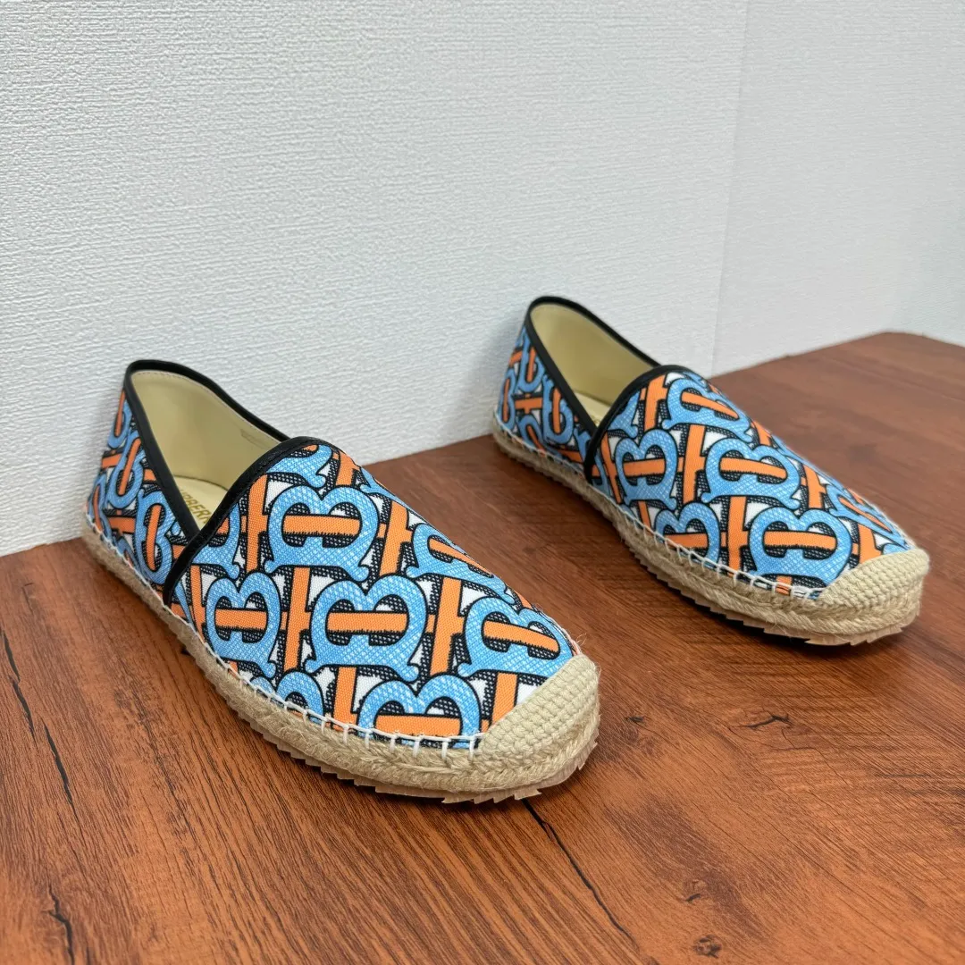 Batch 600 Burberry/Burberry new summer men's embroidered straw fisherman shoes, cool slip-on straw shoes! Encounter British fashion with Burberry espadrilles, a perfect blend of classic and fashionable. The unique printing on the upper is a manifestation of the brand's style. Every color and every pattern tells the story of England. Straw soles bring a natural texture, comfortable and chic. Whether you are strolling in the city streets or heading to the beach for vacation, it can add elegance and charm to you, easily become the center of attention, and start your own fashion journey. Classic knitted canvas upper, with thin calfskin lining suitable for summer, straw lining, genuine leather patch at the bottom of the heel, hemming technology, and Mark stitching details! Anti-slip rubber bottom layer, integrated injection molding of large LOGO letters and badges, multiple colors and styles to choose from, complete package! Size: 39-40-41-42-43-44 normal size item number: 2025-5 printing blue